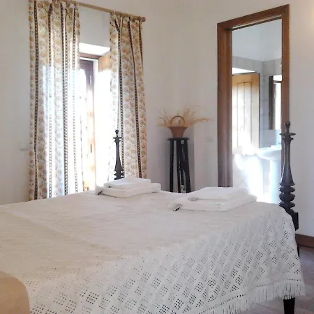 בית נופש Charming House In With Mountain View