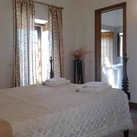 בית נופש Charming House In With Mountain View